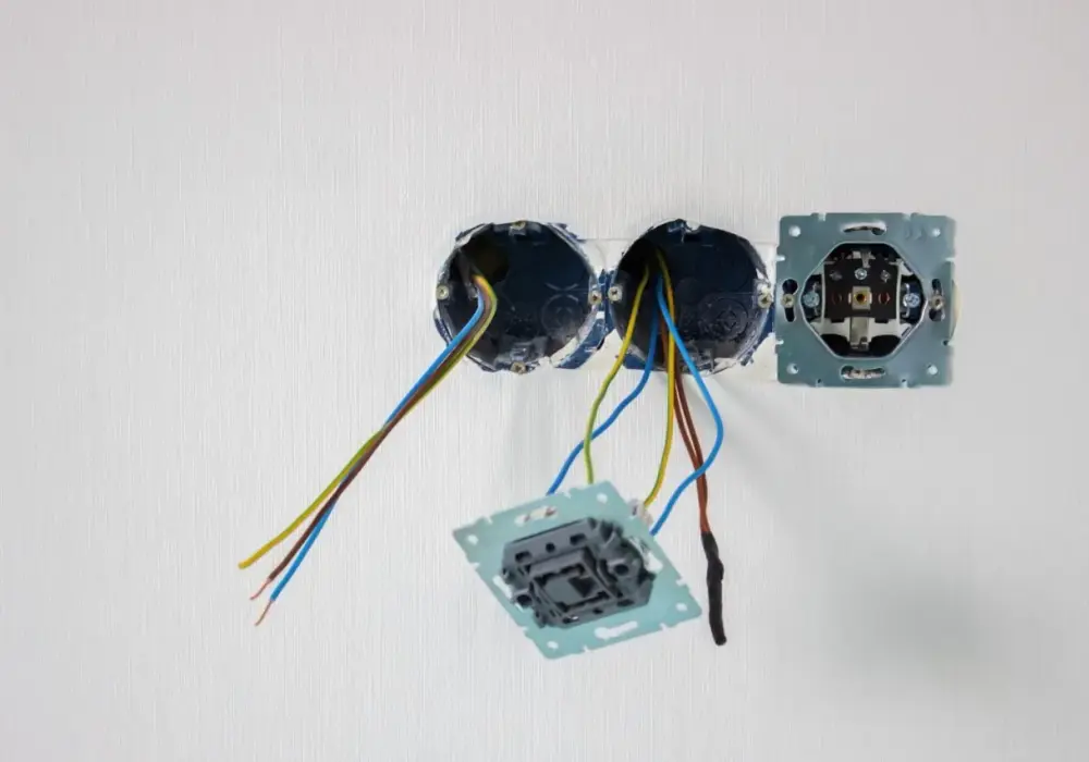 Osadzanie puszek elektrycznych - Zrób to sam czy elektryk?