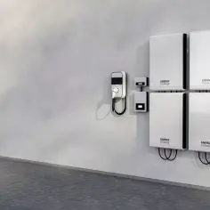 Nowoczesne magazyny energii na ścianie, w tym ładowarka EV. Zastanawiasz się, magazyn energii 5 kw na ile wystarczy?