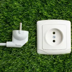Wtyczka obok gniazdka. Jak podłączyć gniazdko bez uziemienia? Pytanie o bezpieczeństwo elektryczne.