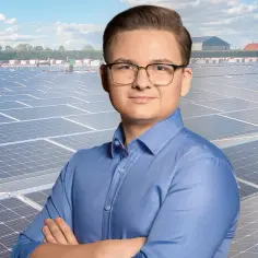 Mężczyzna w okularach na tle farmy fotowoltaicznej. Jego opinie o energii odnawialnej budzą respekt.