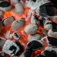 Żarzące się węgle, idealne do grillowania. Przepisy dotyczące tego, do kiedy można palić węglem, mogą się różnić.