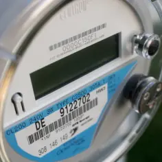 Licznik energii elektrycznej z widocznym numerem seryjnym 9122702. Może być wykorzystywany do rozliczeń w ramach taryfy nocnej Tauron.