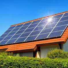 Instalacja fotowoltaiczna 10 kW cena z montażem na dachu domu. Słońce odbija się od paneli.