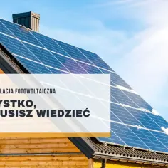 Dach domu pokryty panelami fotowoltaicznymi. Mikroinstalacja to krok do niezależności energetycznej.