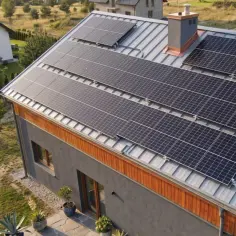 Dach z panelami fotowoltaicznymi. Czy fotowoltaika się opłaca? Zobacz, jak panele na dachu domu generują energię.
