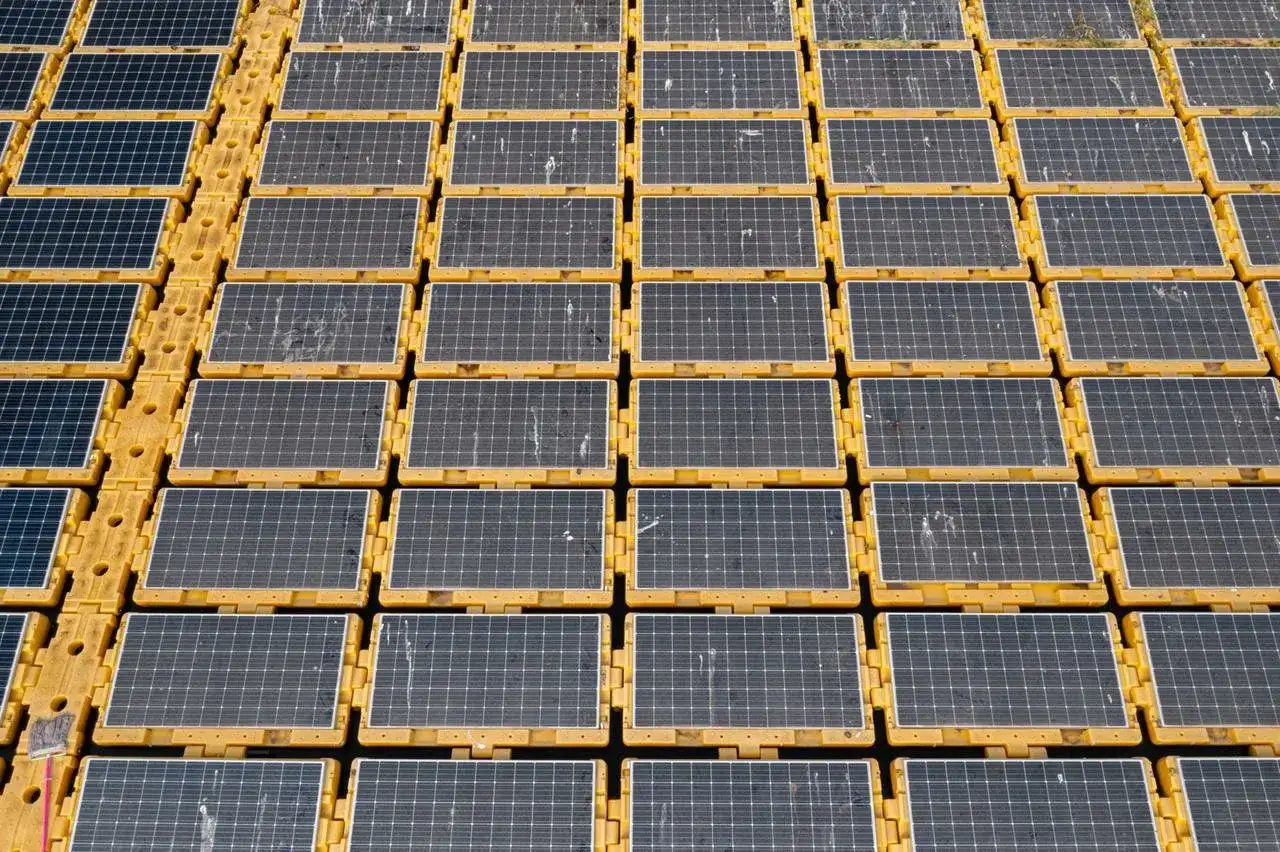 Pływające panele słoneczne na żółtych pływakach. Optymalna impedancja dla maksymalnej produkcji energii.