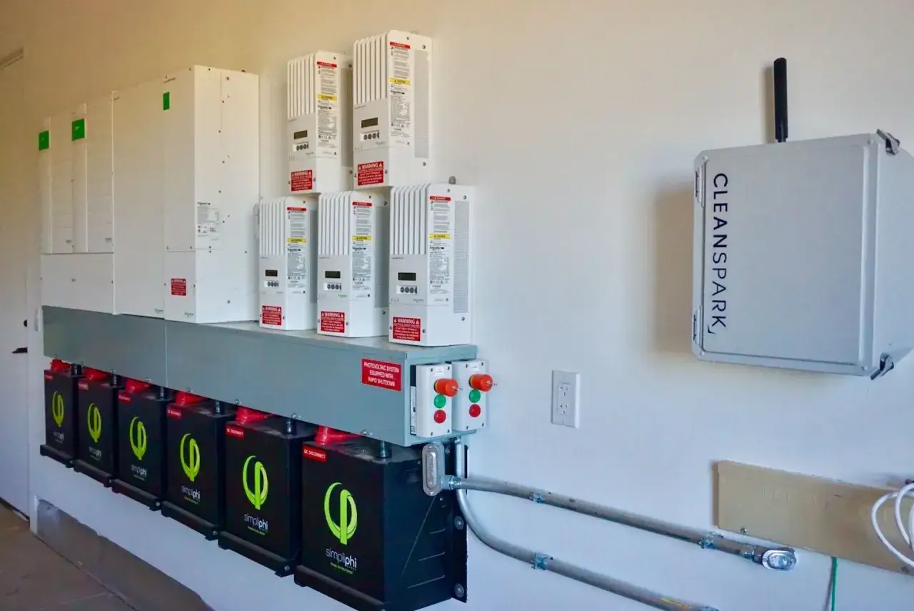 System magazynowania energii z bateriami Simpliphi i falownikami Schneider. Dotacja na magazyn energii może pomóc w instalacji.