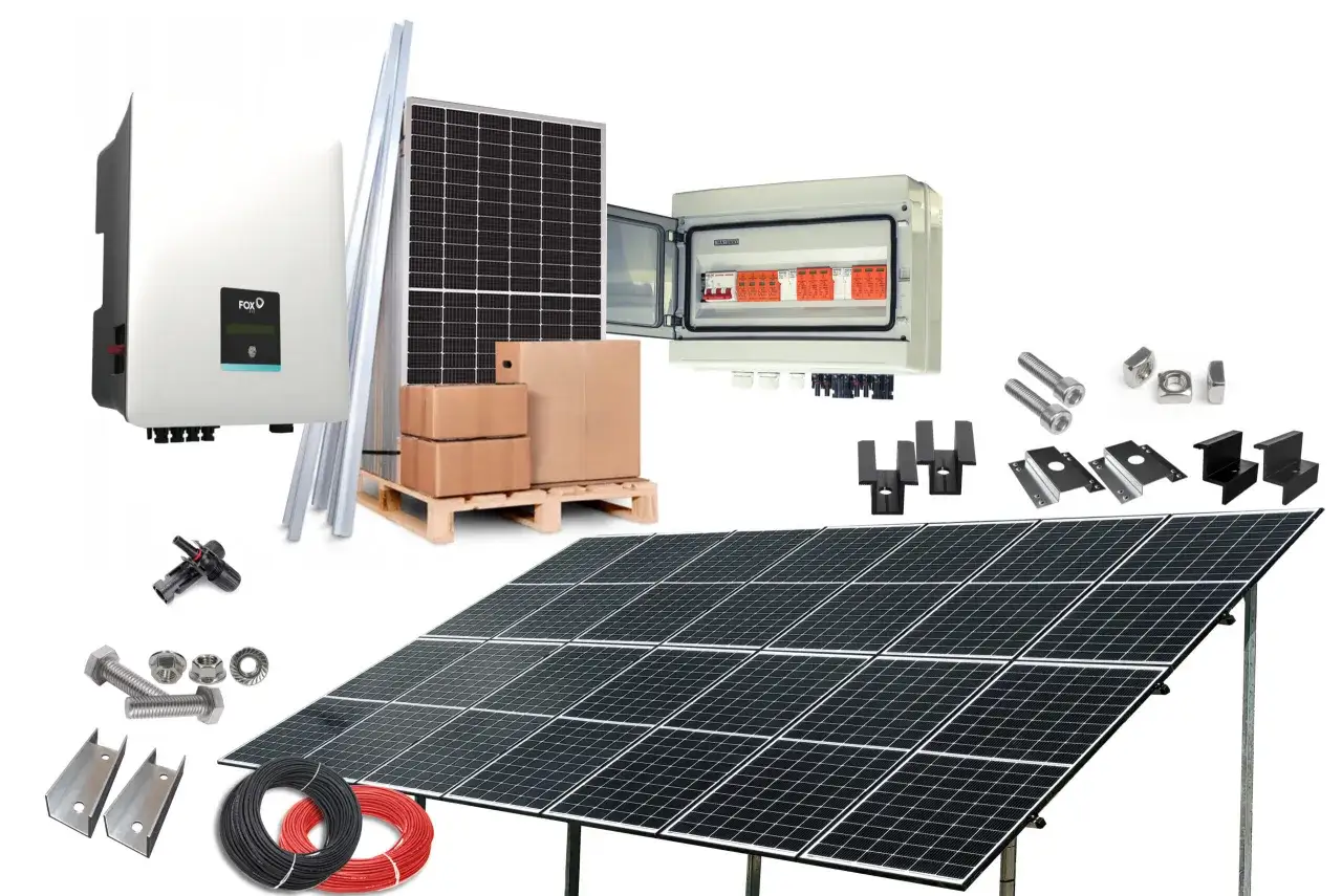 Komponenty do instalacji fotowoltaicznej 10 kW: panele, inwerter, skrzynka z zabezpieczeniami, kable i elementy montażowe.