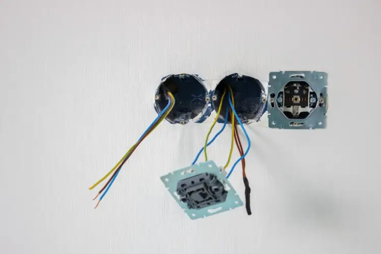 Osadzanie puszek elektrycznych - Zrób to sam czy elektryk?
